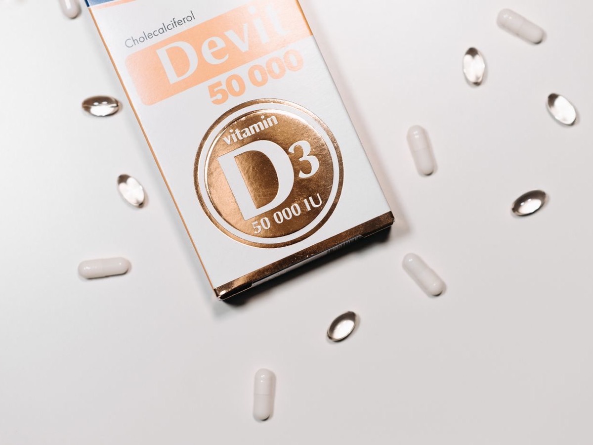 Boîte de compléments et capsules posées à plat