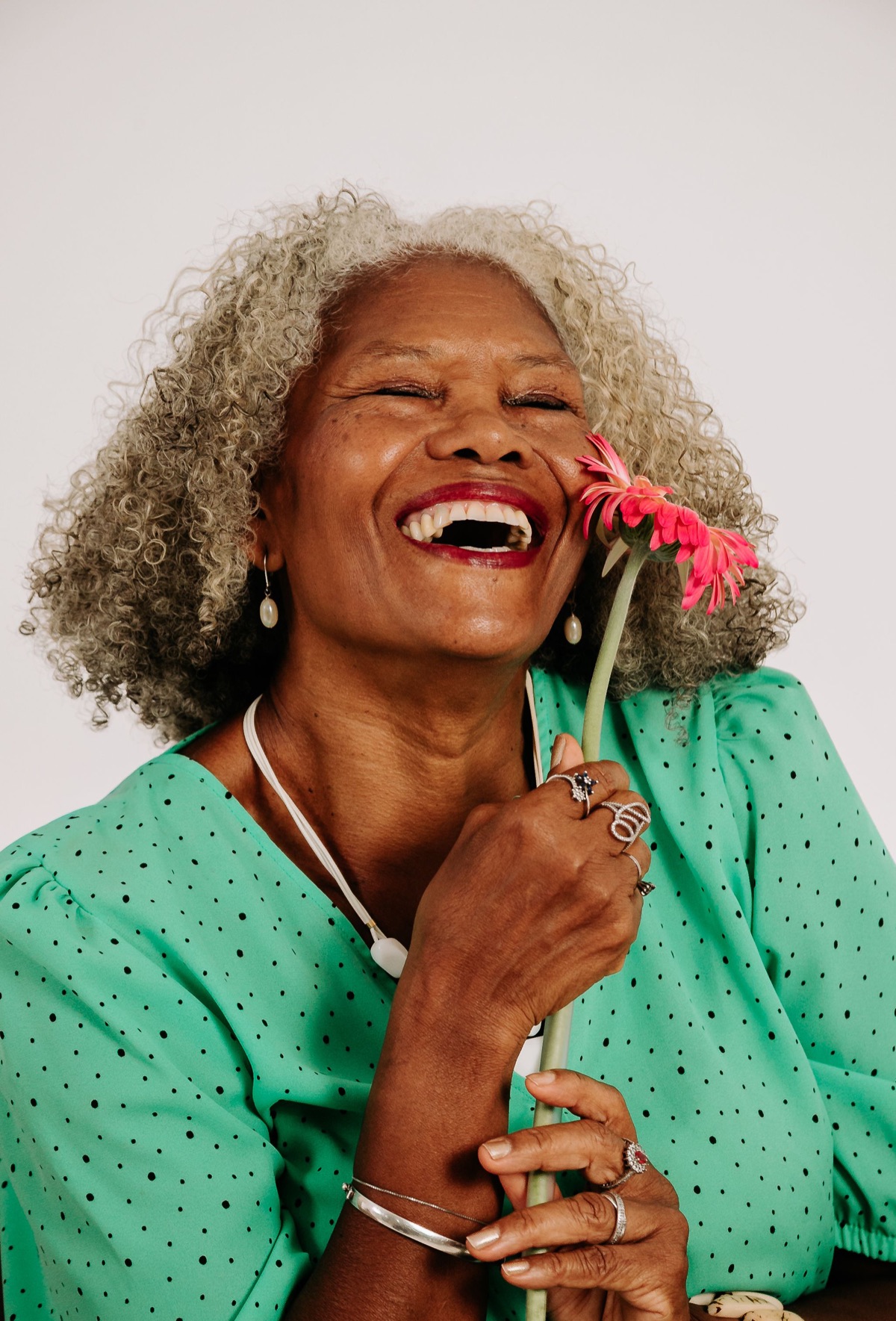 Portrait bien-être, femme souriante tenant des fleurs